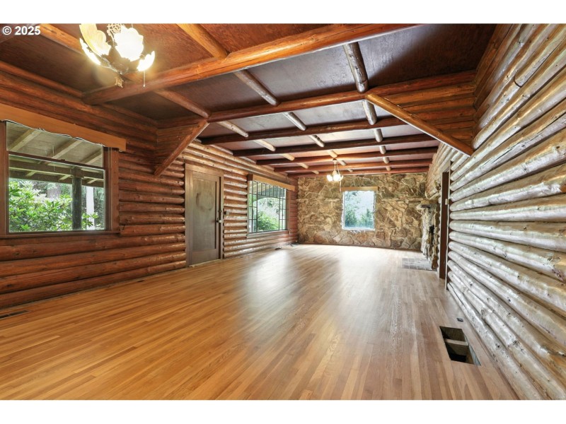 Living Room/Entrance