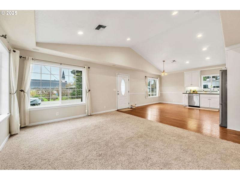 Living Room/Entrance