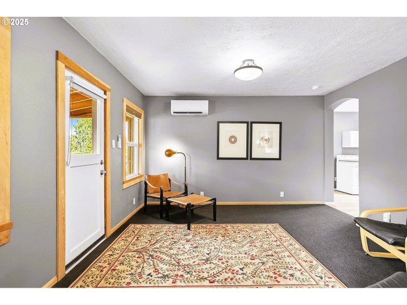 Living Room/Entrance