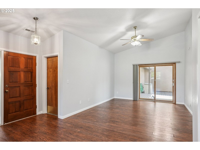 Living Room/Entrance