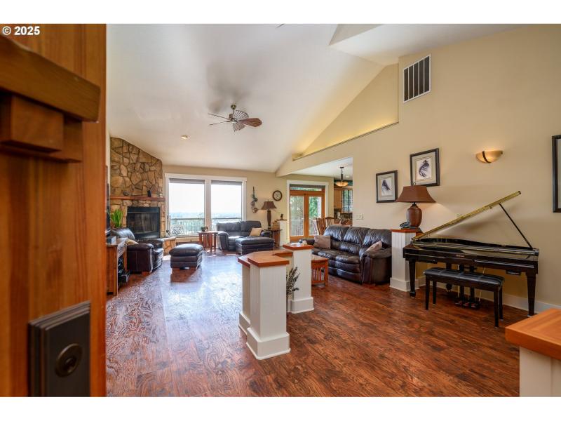 Living Room/Entrance