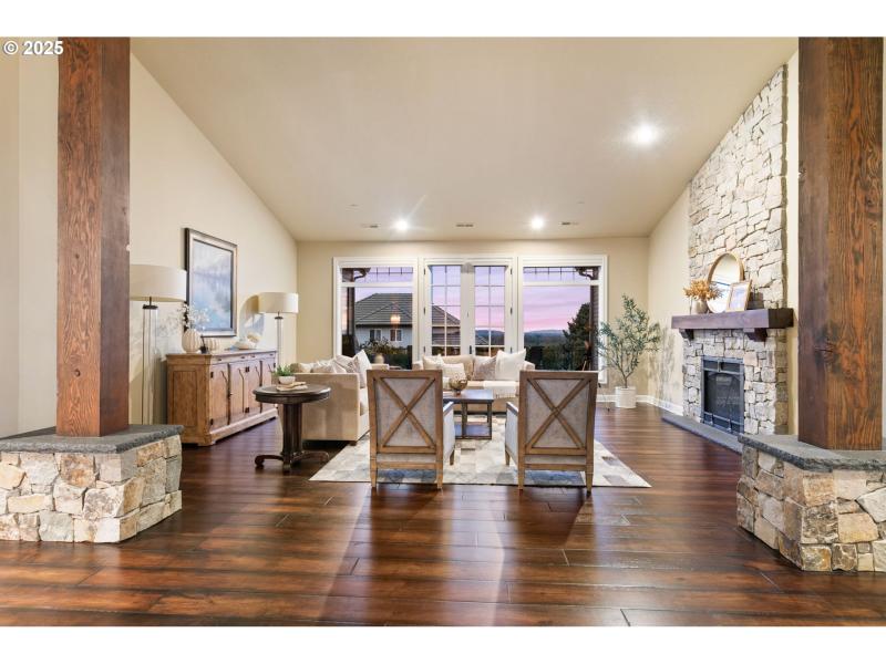 Living Room/Entrance