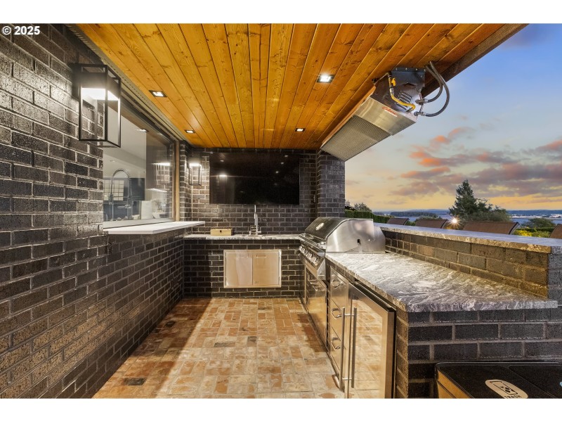 Kitchen/Outside