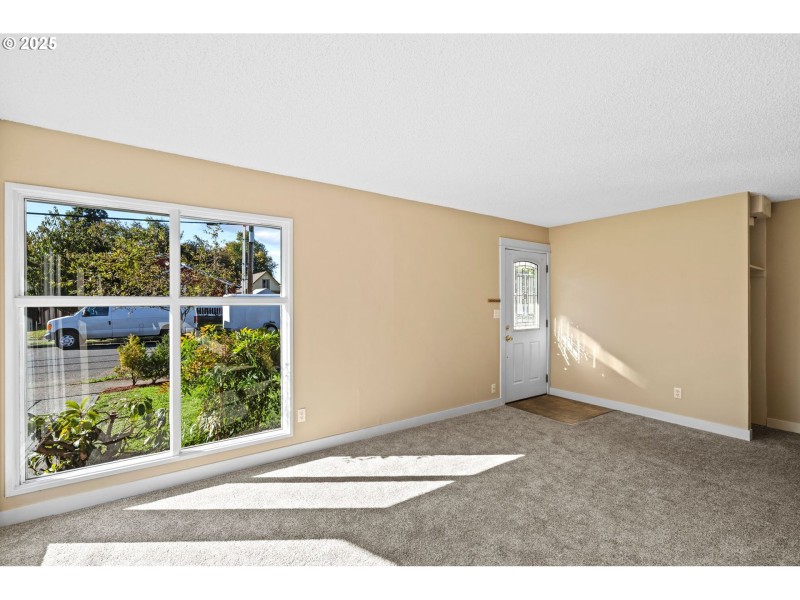 Living Room/Entrance