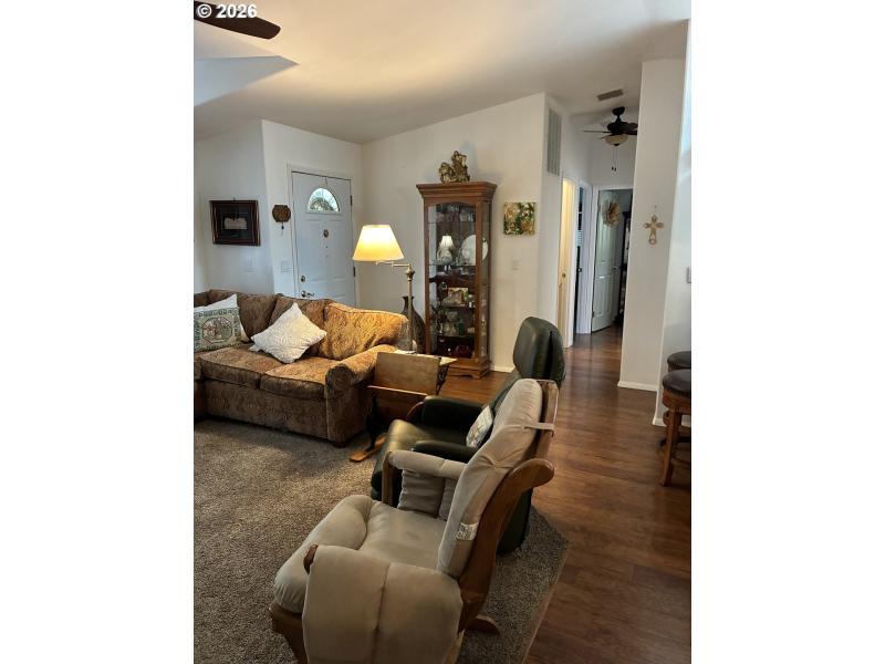 Living Room/Entrance
