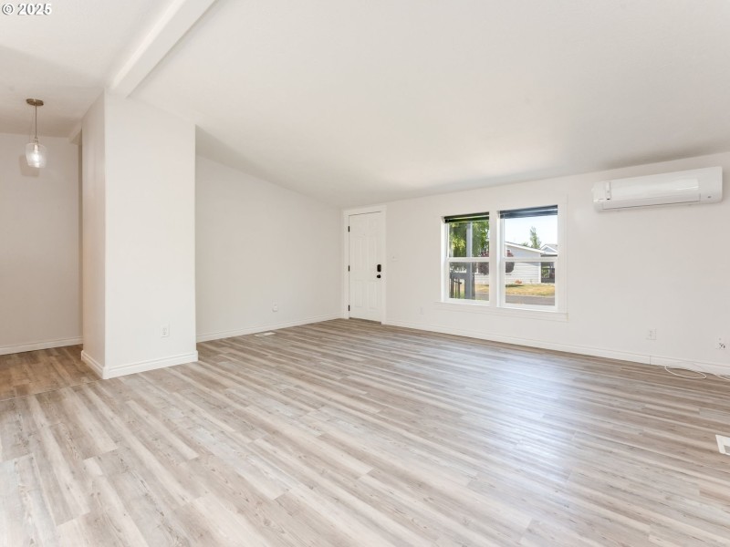 Living Room/Entrance
