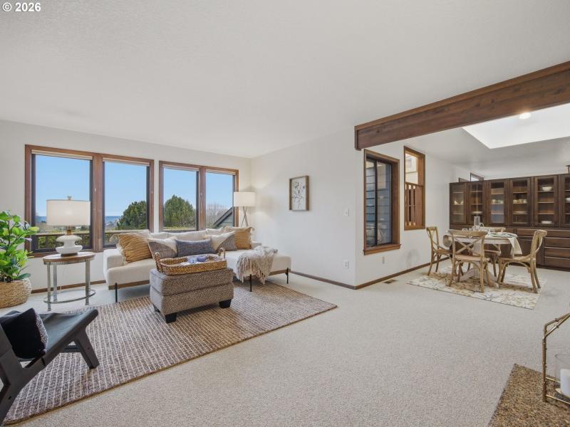 Living Room/Entrance
