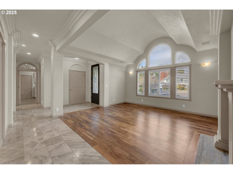 Living Room/Entrance