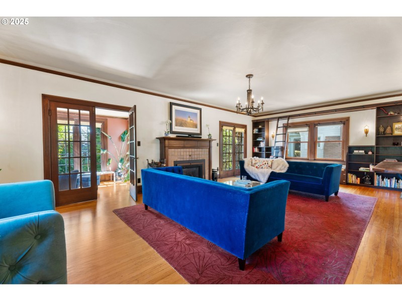 Living Room/Entrance