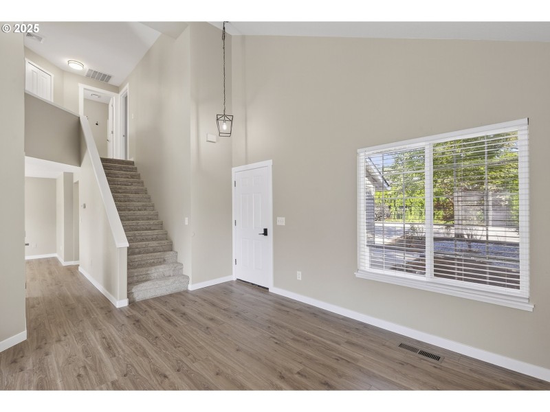Living Room/Entrance