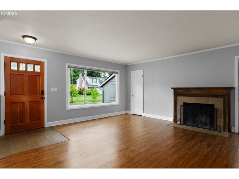 Living Room/Entrance