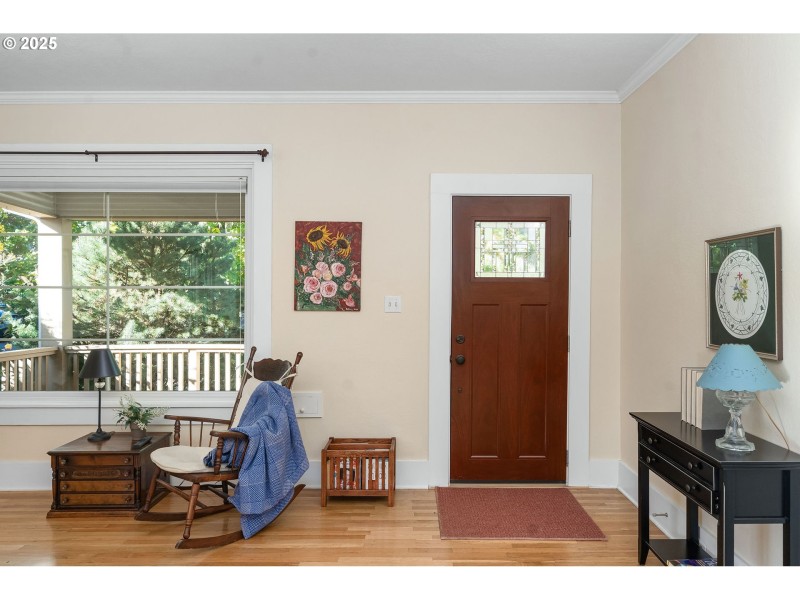 Living Room/Entrance