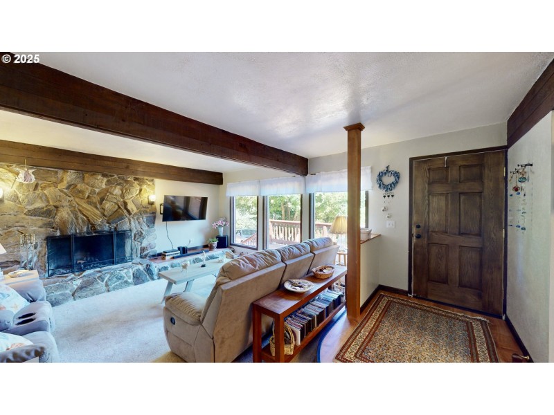 Living Room/Entrance