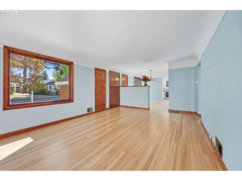 Living Room/Entrance