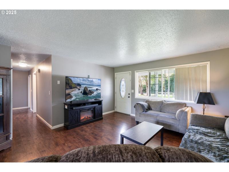 Living Room/Entrance