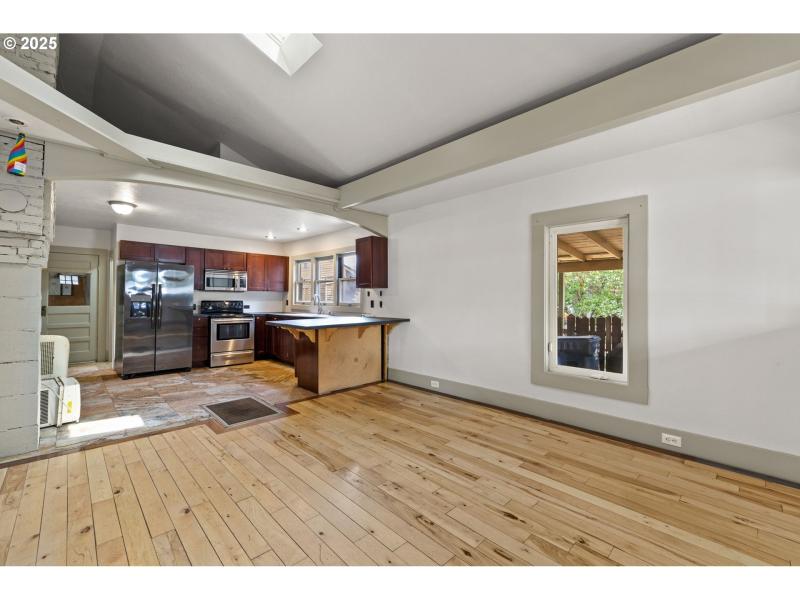 Living Room/Entrance