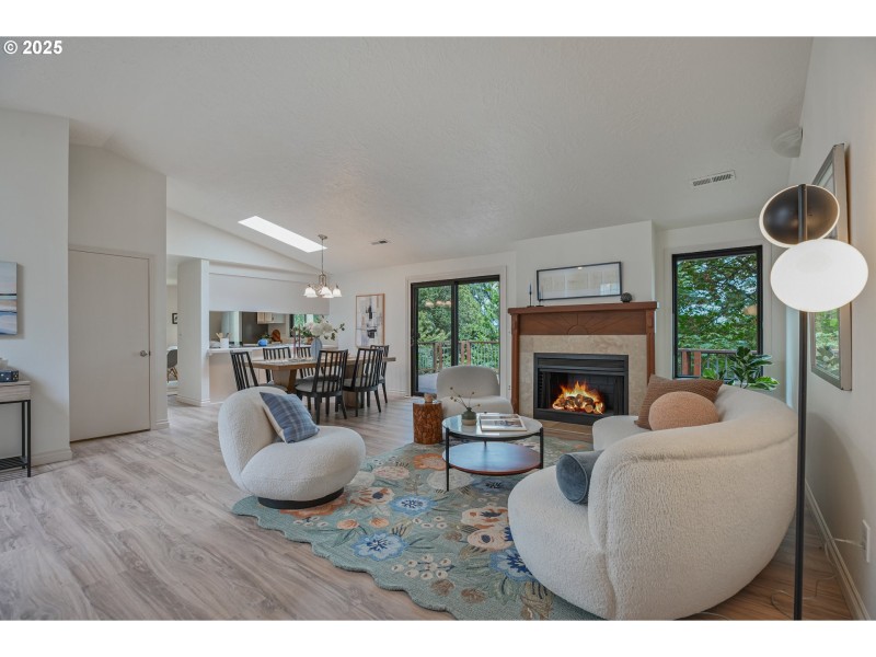 Living Room/Entrance