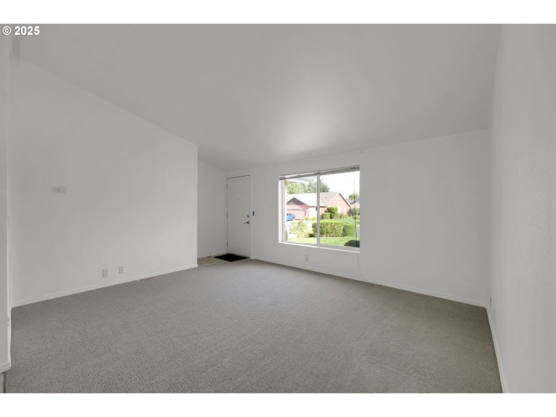 Living Room/Entrance