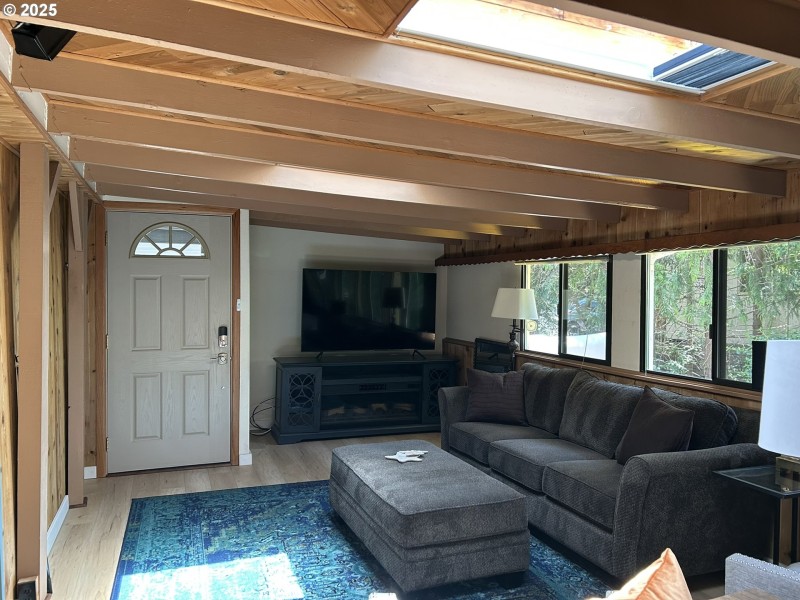 Living Room/Entrance