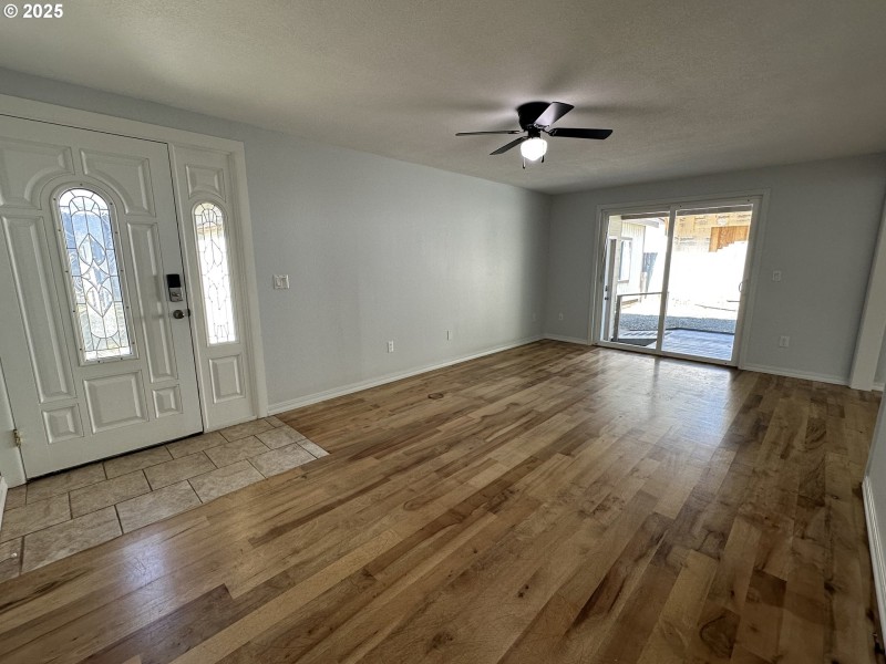 Living Room/Entrance