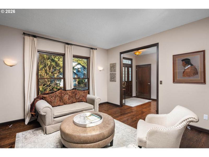 Living Room/Entrance