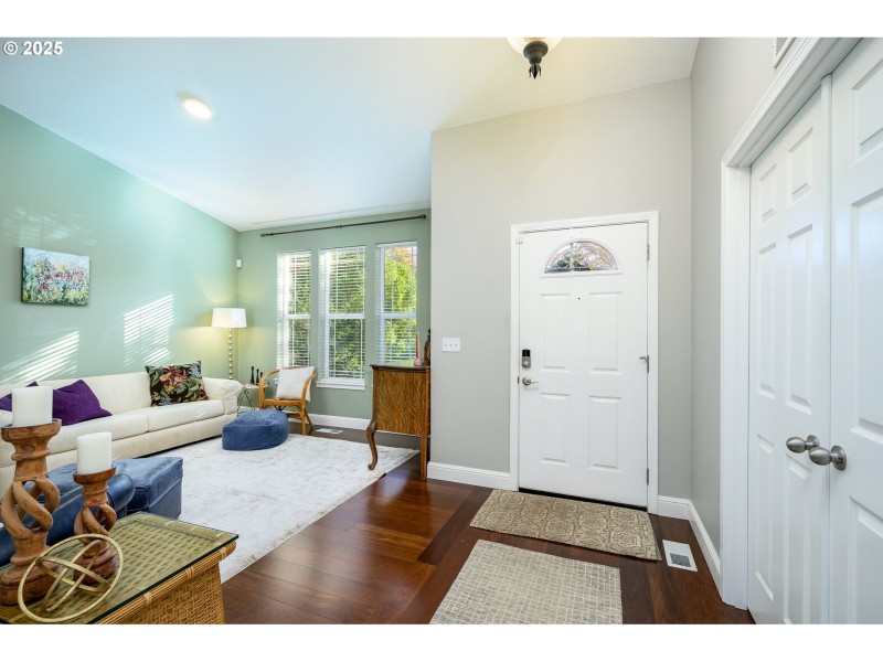 Living Room/Entrance