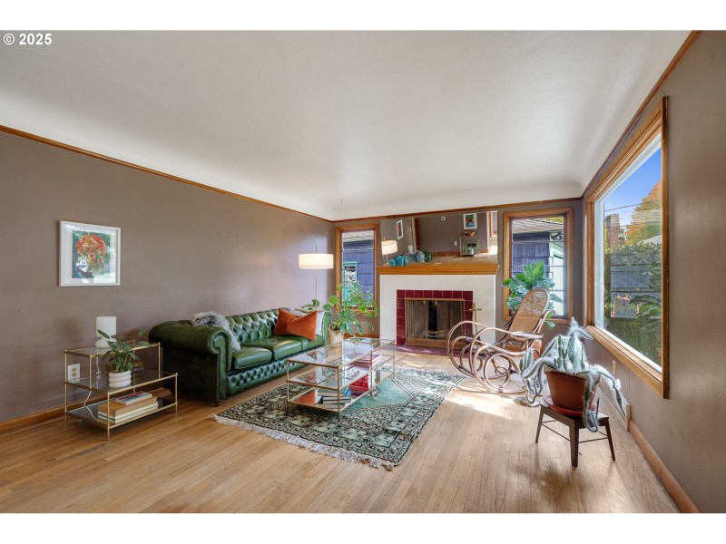 Living Room/Entrance