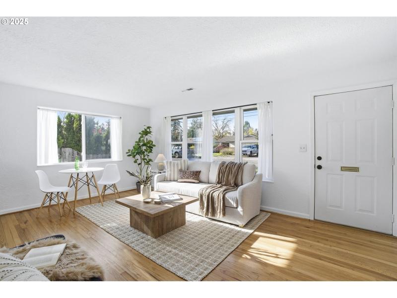 Living Room/Entrance