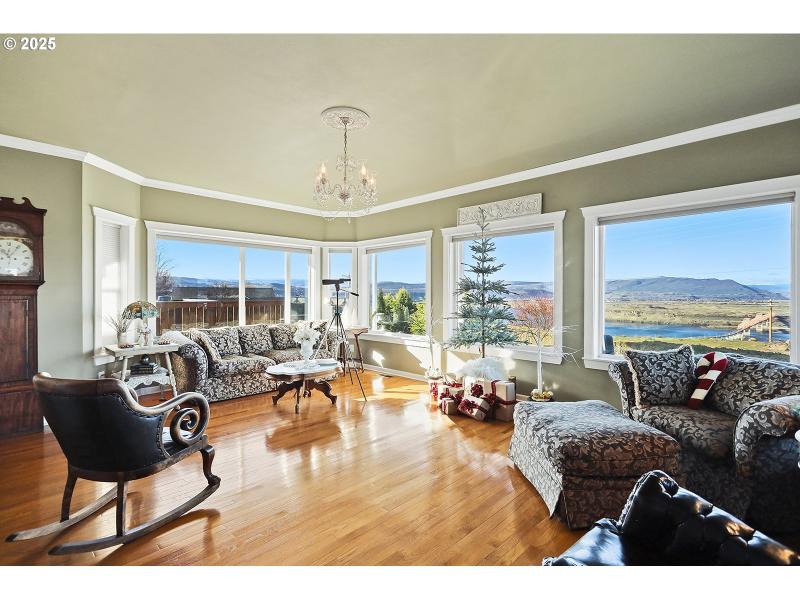 Living Room/Entrance