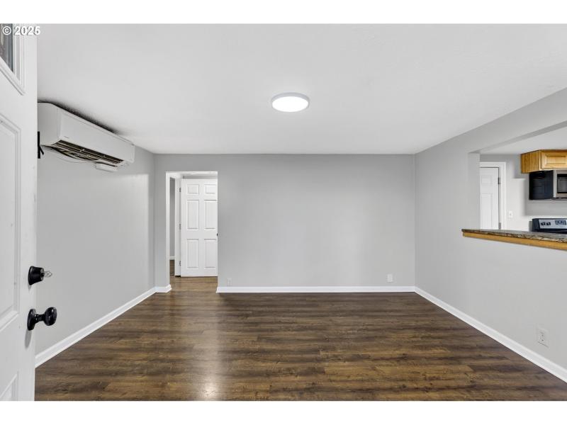 Living Room/Entrance