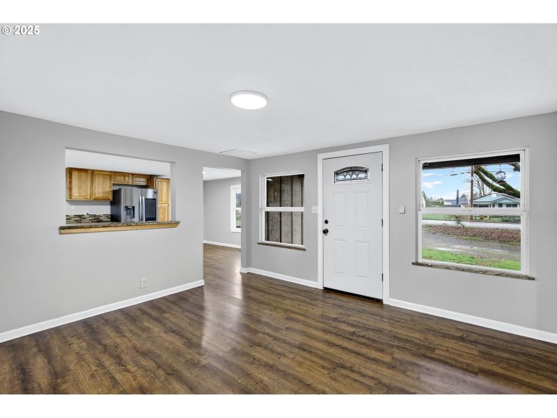 Living Room/Entrance