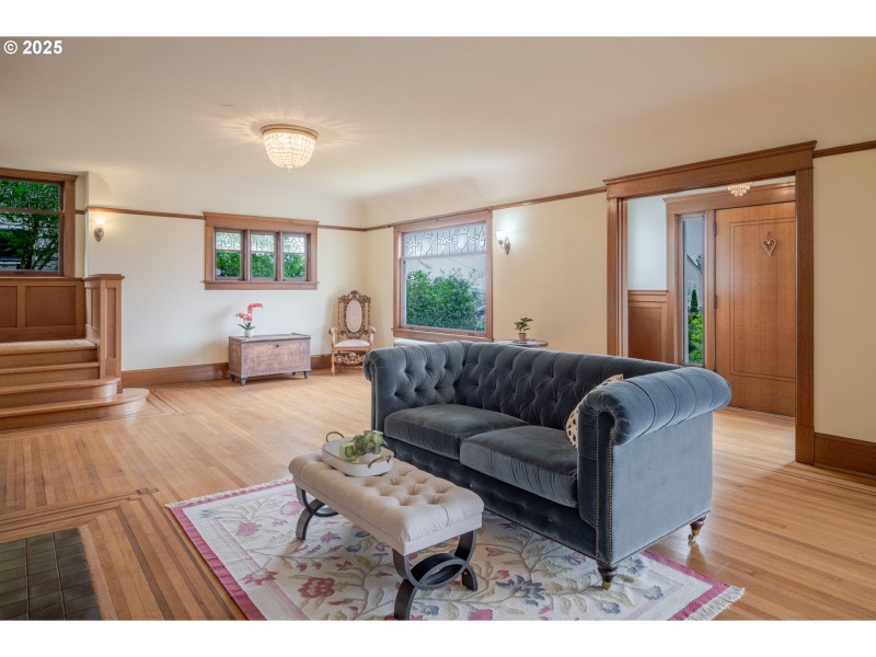 Living Room/Entrance