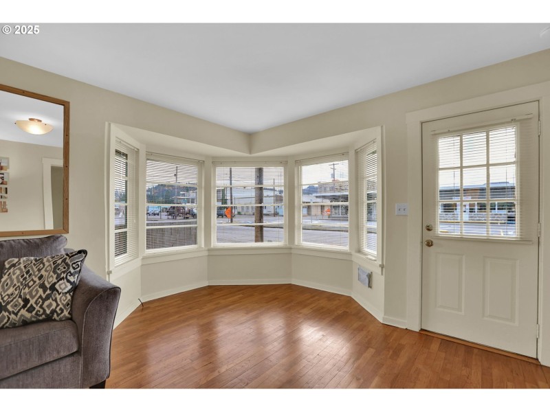 Living Room/Entrance