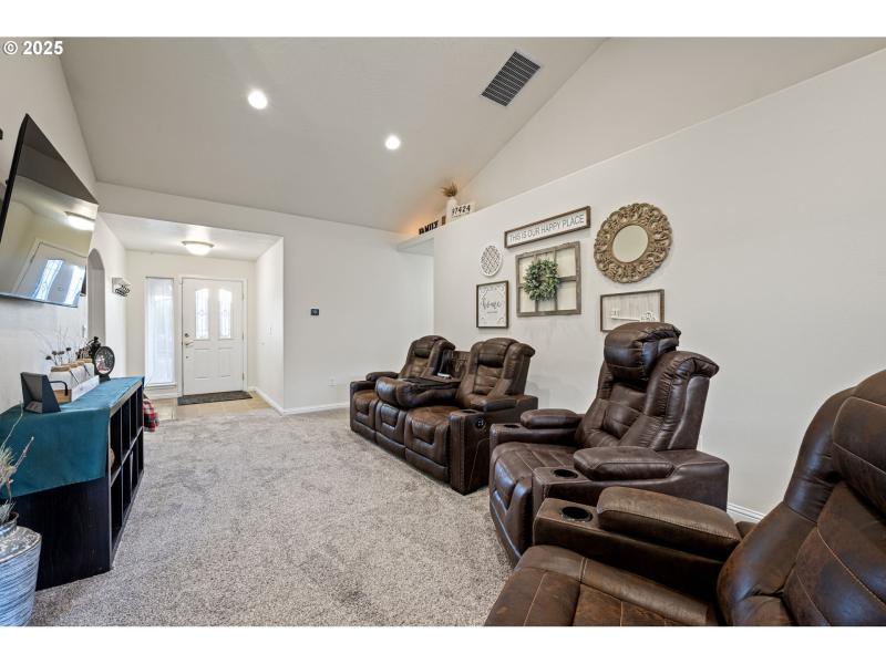 Living Room/Entrance