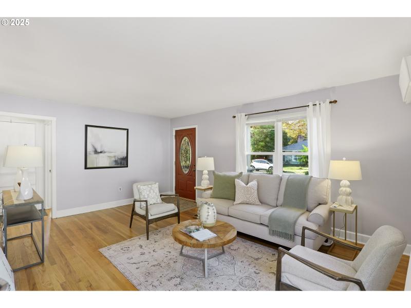 Living Room/Entrance