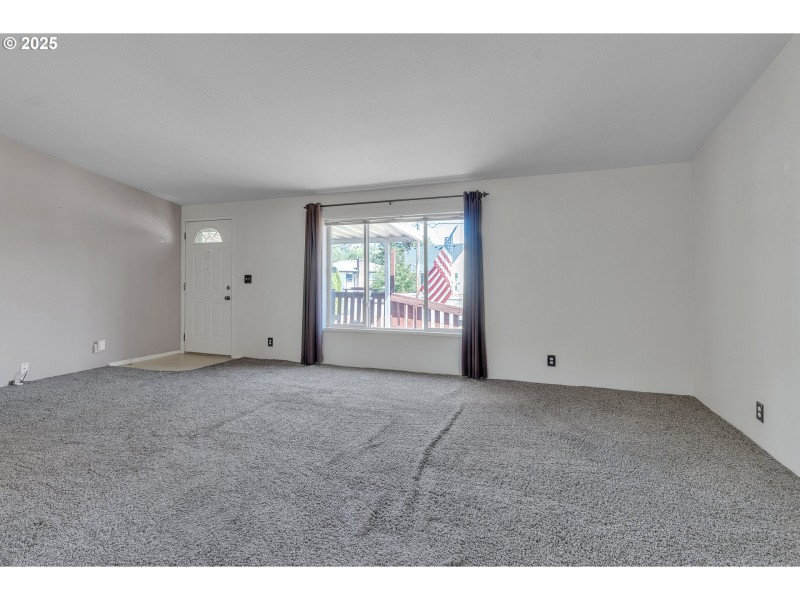 Living Room/Entrance