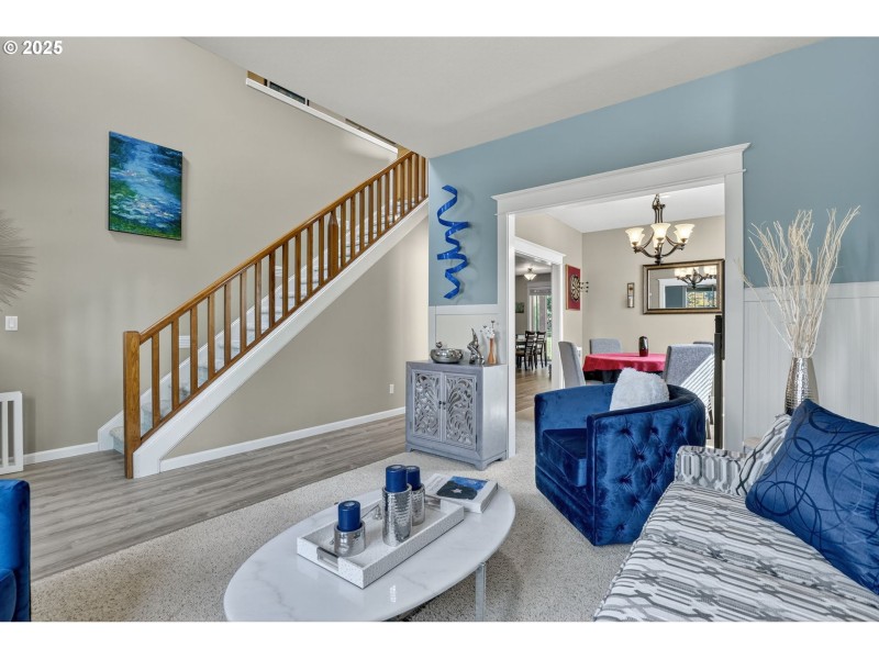 Living Room/Entrance