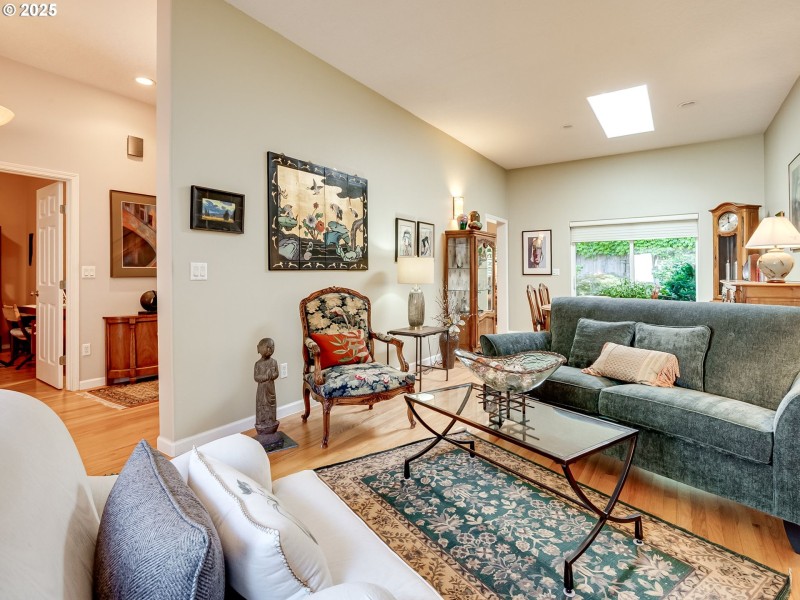 Living Room/Entrance