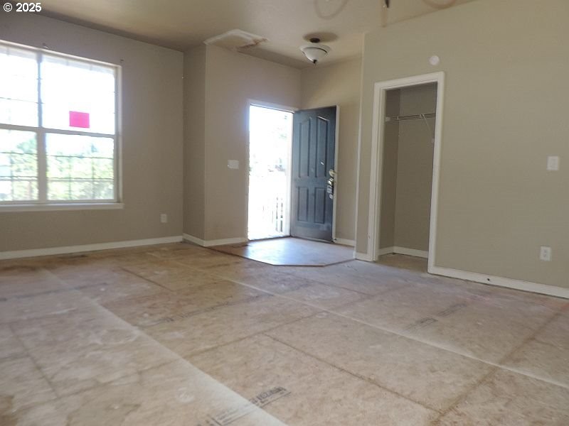 Living Room/Entrance