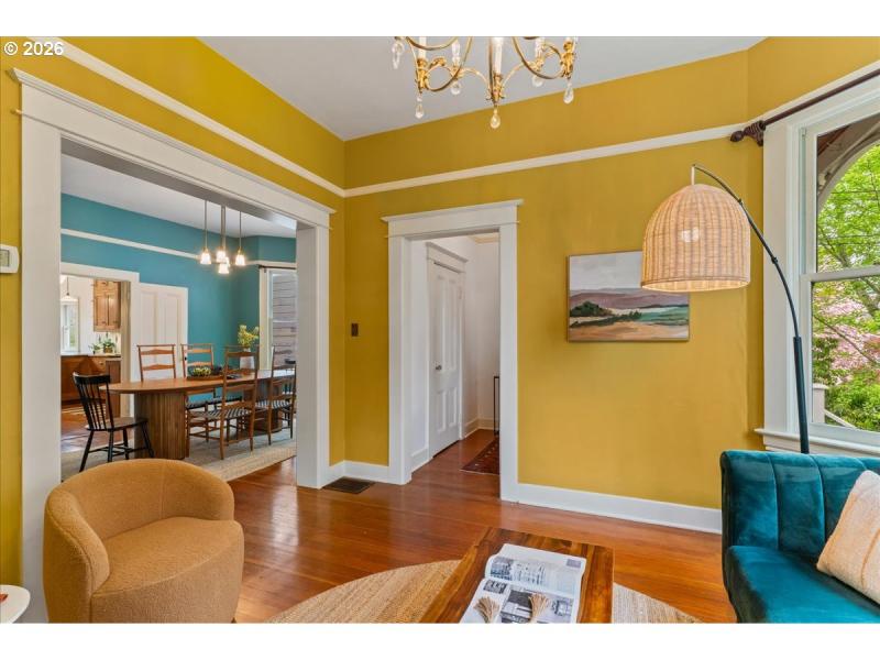 Living Room/Entrance