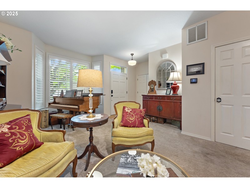 Living Room/Entrance