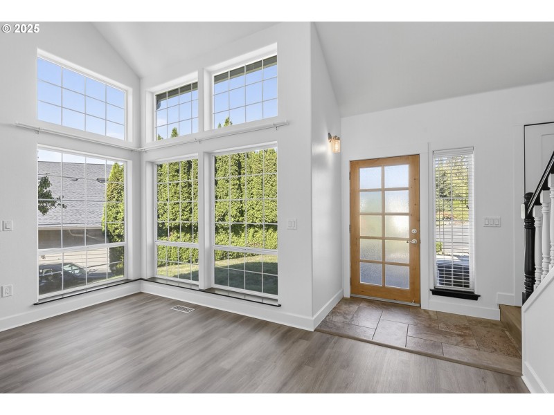 Living Room/Entrance