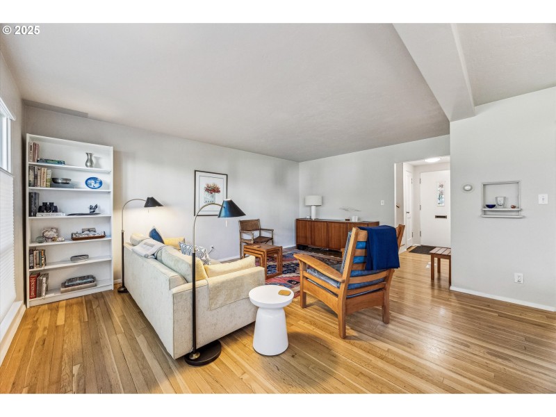 Living Room/Entrance