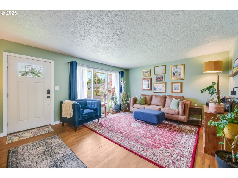 Living Room/Entrance