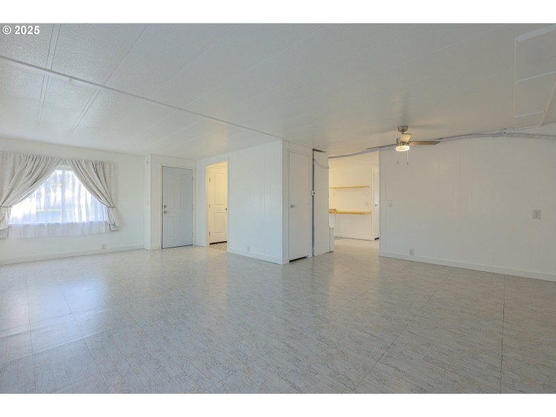 Living Room/Entrance