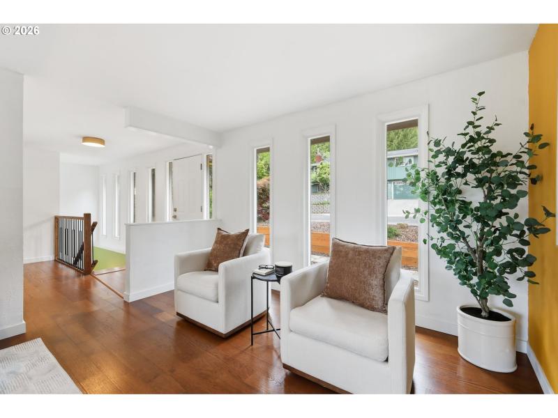 Living Room/Entrance
