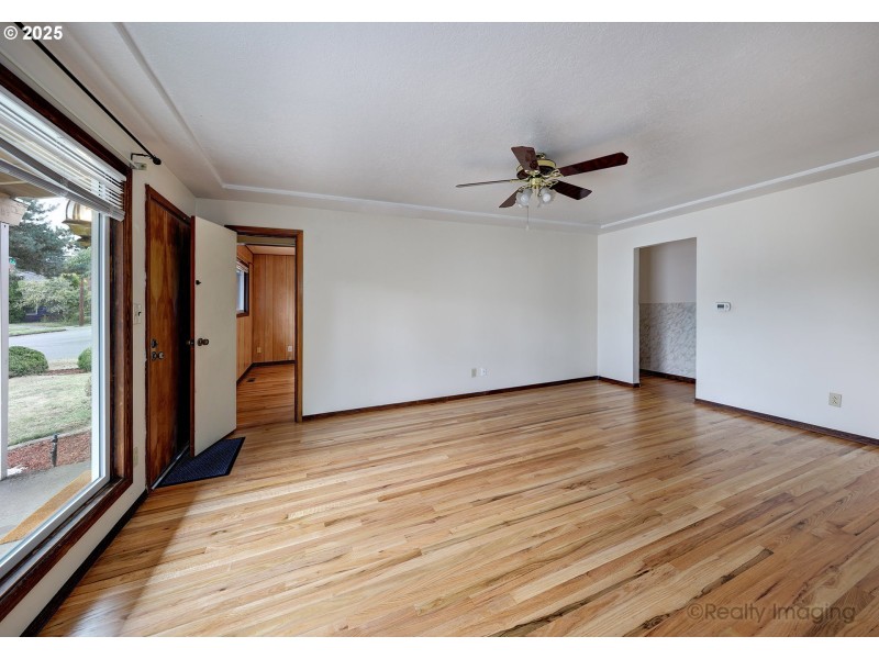 Living Room/Entrance