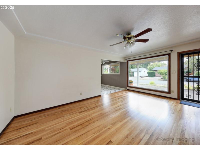 Living Room/Entrance