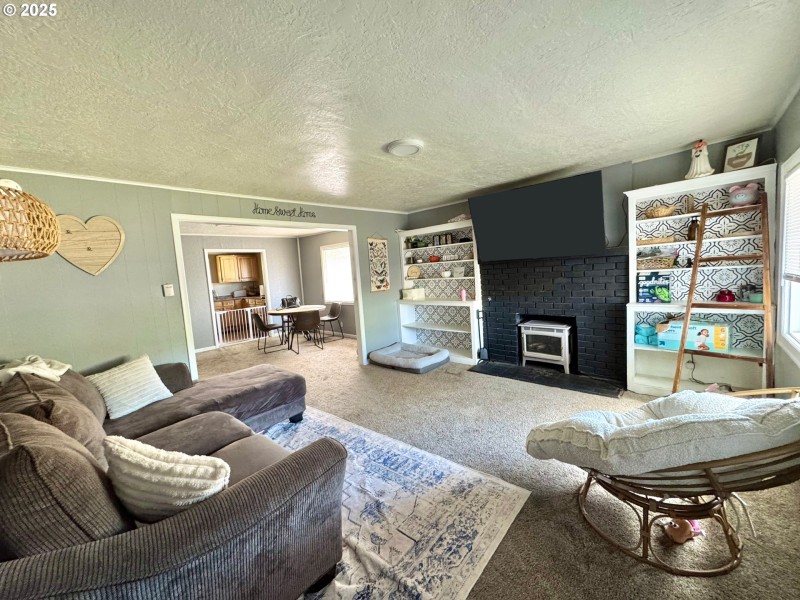 Living Room/Entrance