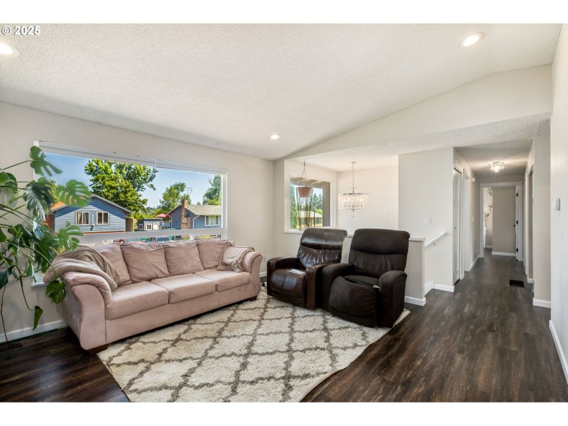 Living Room/Entrance